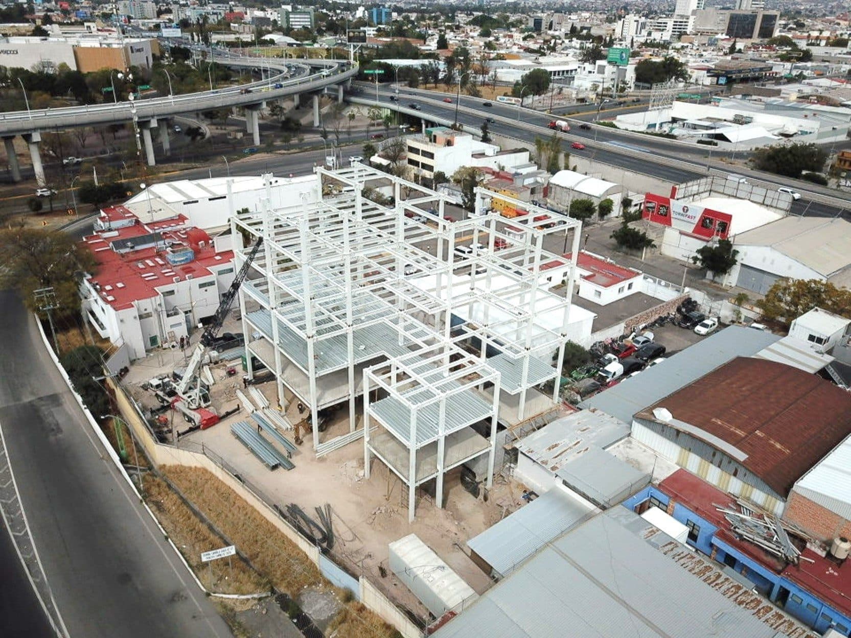 Edificio Control y Confianza — Fabricación y montaje de estructura metálica para edificio de 4 niveles.