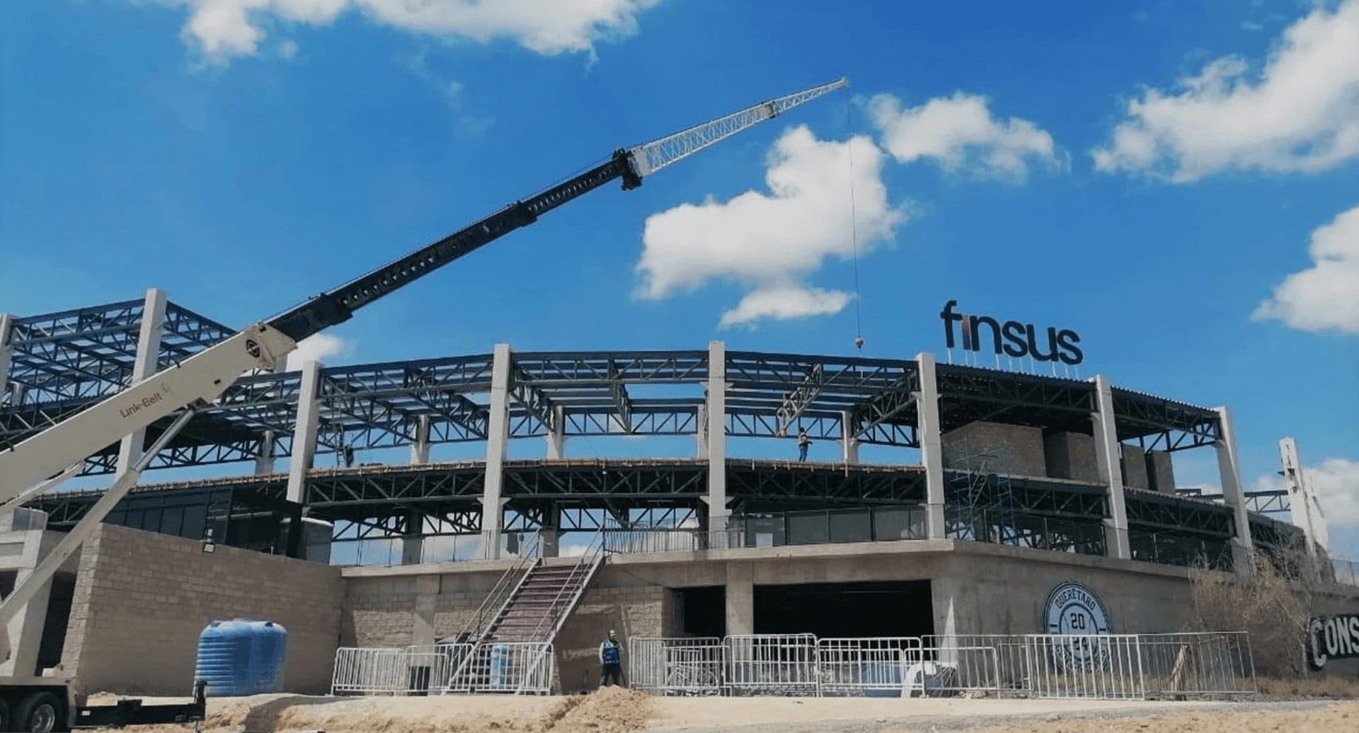 Estadio Conspiradores — montaje de superestructura