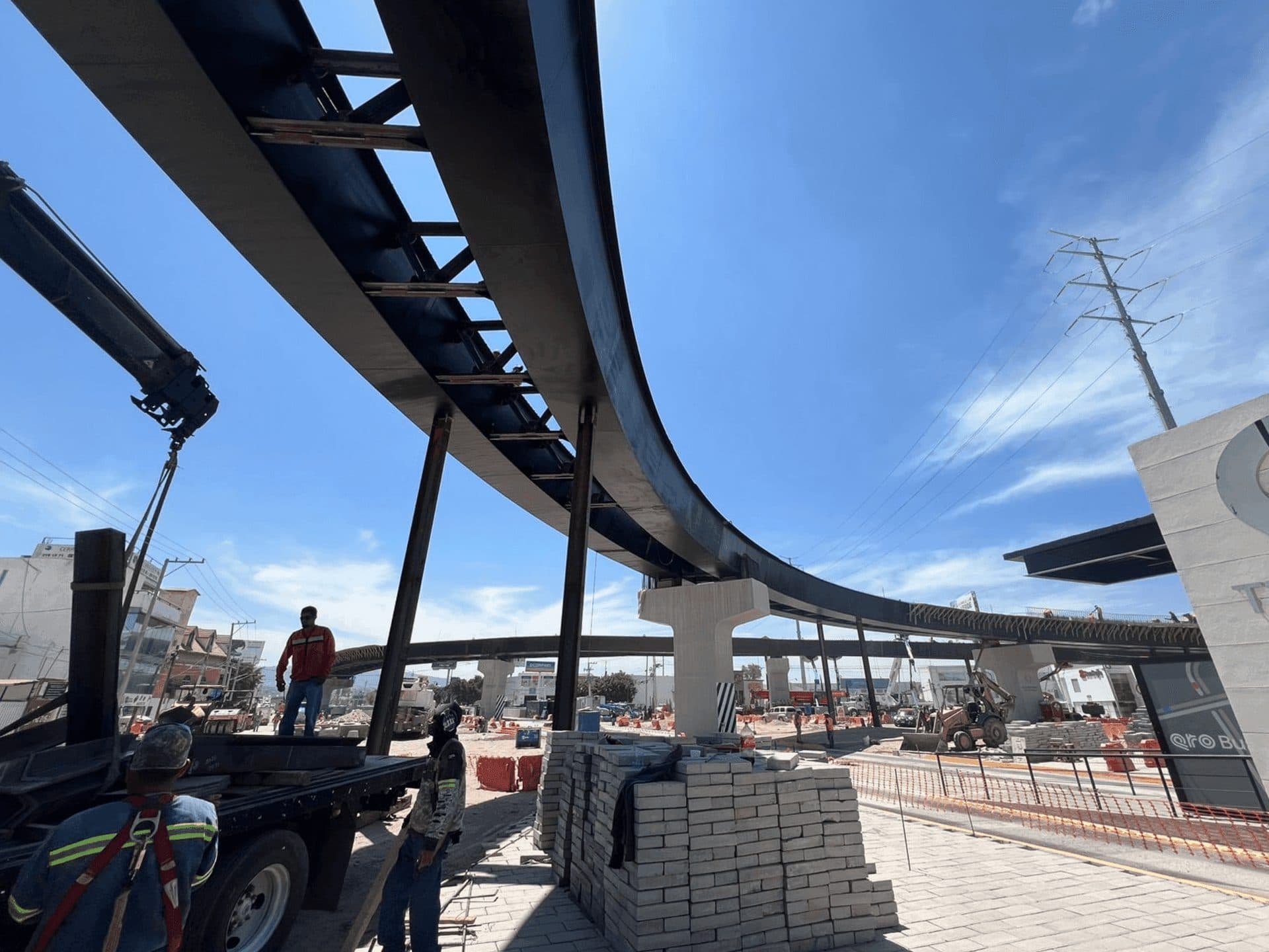 Puente Vehicular 5 de Febrero — Fabricación y montaje de trabes metálicas curvas para puente vehicular en uno de los ejes principales de la ciudad.