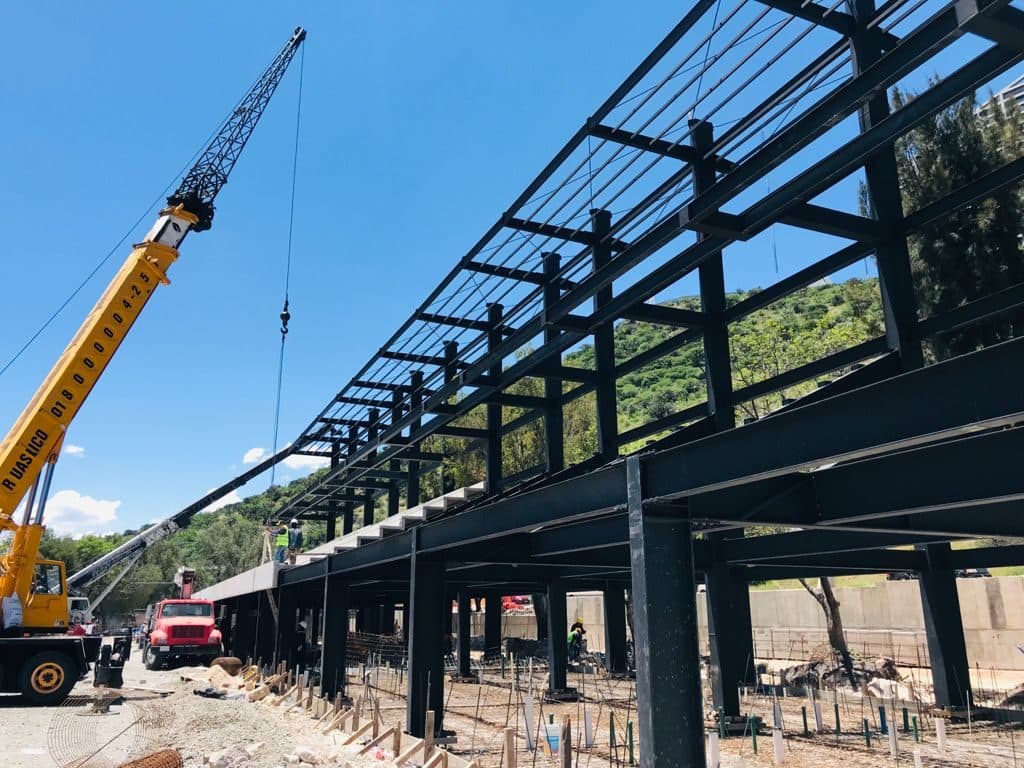 Unidad Deportiva La Purísima — Fabricación y montaje de estructura metálica para graderío de unidad deportiva.